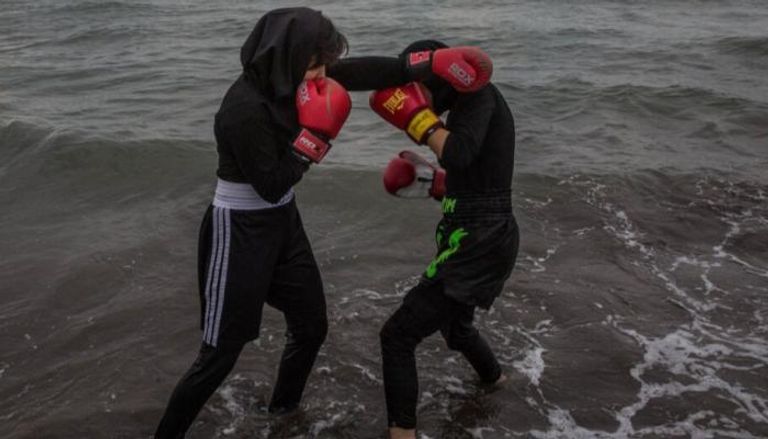 إيرانيتان تمارسان الملاكمة على أحد الشواطئ بعيدا عن العيون