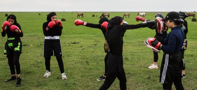 إيرانيتان تمارسان الملاكمة على أحد الشواطئ بعيدا عن العيون