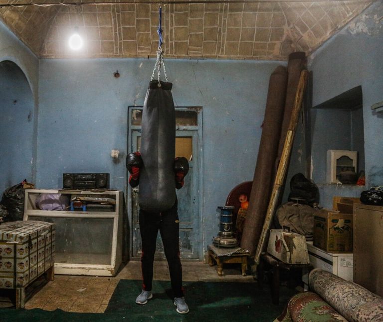 إيرانيتان تمارسان الملاكمة على أحد الشواطئ بعيدا عن العيون