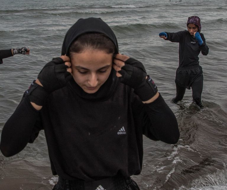 إيرانيتان تمارسان الملاكمة على أحد الشواطئ بعيدا عن العيون