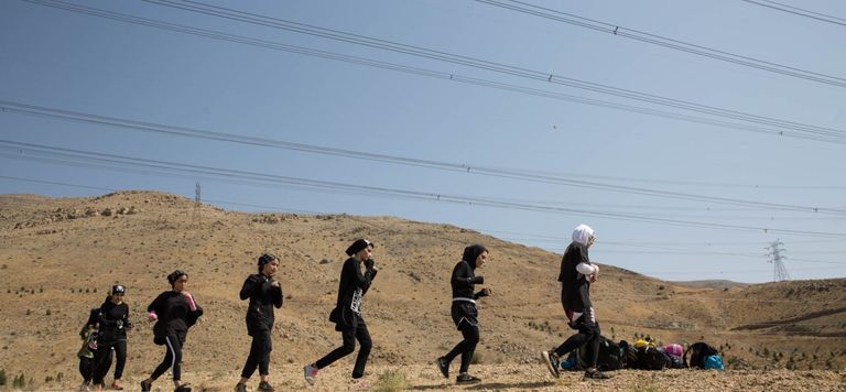 إيرانيتان تمارسان الملاكمة على أحد الشواطئ بعيدا عن العيون