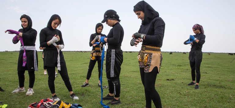 إيرانيتان تمارسان الملاكمة على أحد الشواطئ بعيدا عن العيون