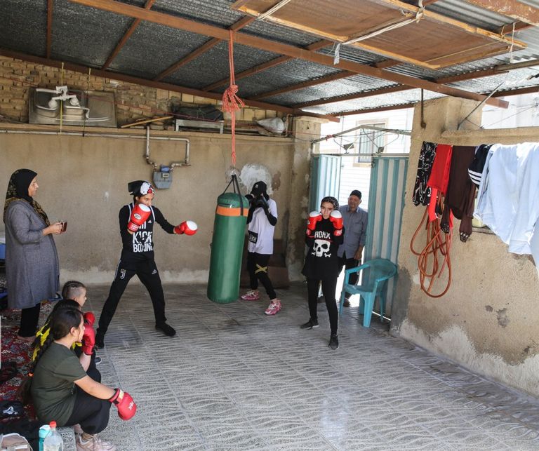 إيرانيتان تمارسان الملاكمة على أحد الشواطئ بعيدا عن العيون