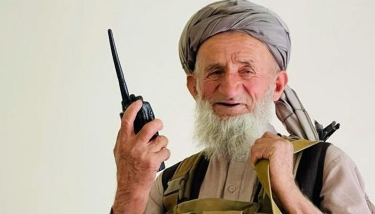 أسلم بابا حاملا سلاحه لمقاومة طالبان