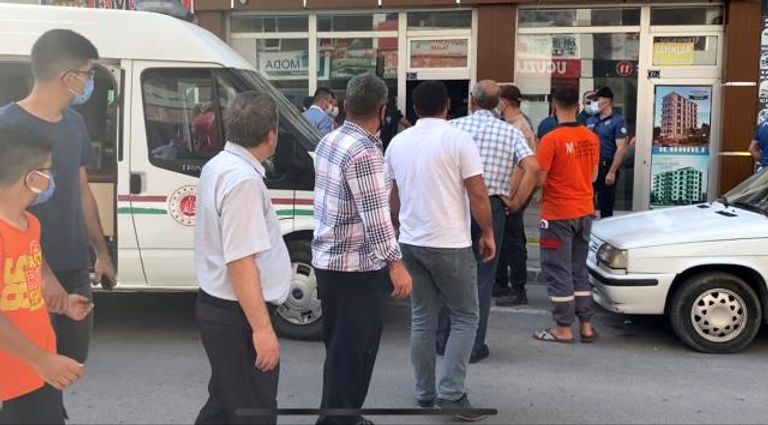 عضو البلدية المنتحر  بولنت صاين في مكتبه