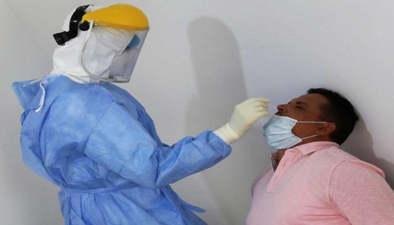 طبيب يفحص أحد المواطنين بمستشفى في ليبيا
