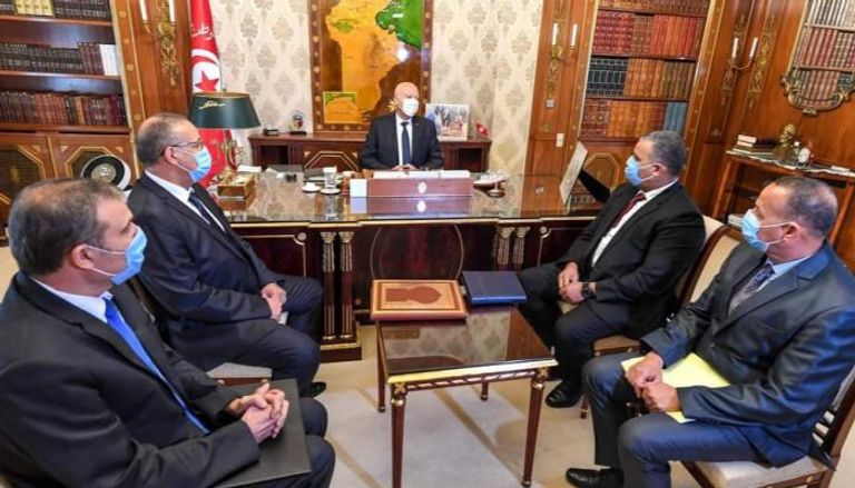 الرئيس التونسي قيس سعيد خلال اجتماعه بالقيادات الأمنية