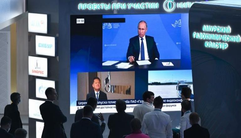الرئيس الروسي فلاديمير بوتين يخاطب جلسة عامة في المنتدى الاقتصادي- رويترز