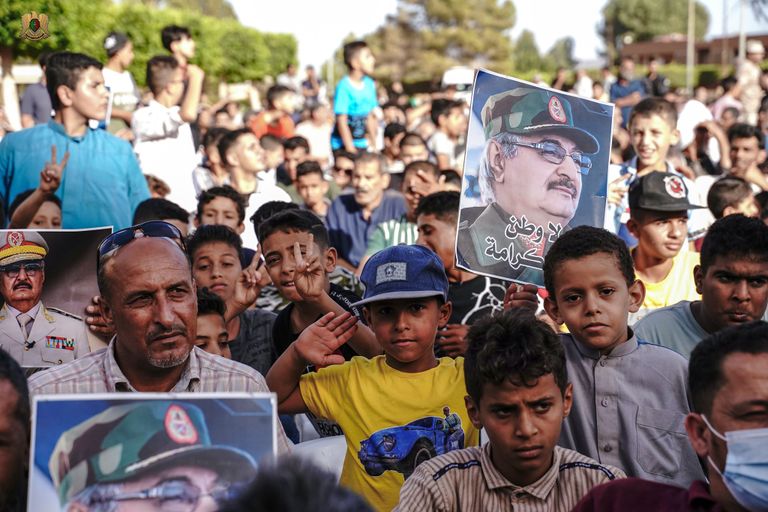 المشير حفتر خلال زيارته لمدينة المرج الليبية