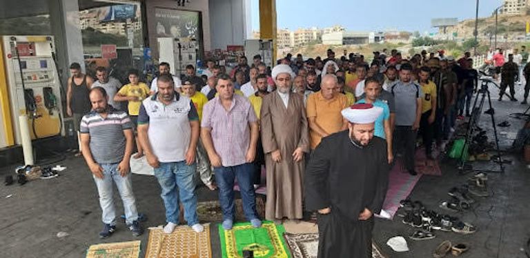 الإمام يخطب بالمصلين في محطة الوقود