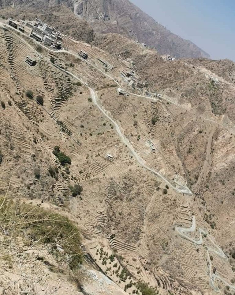 يمنيان يضعان اللمسات النهائية على الطريق في يافع