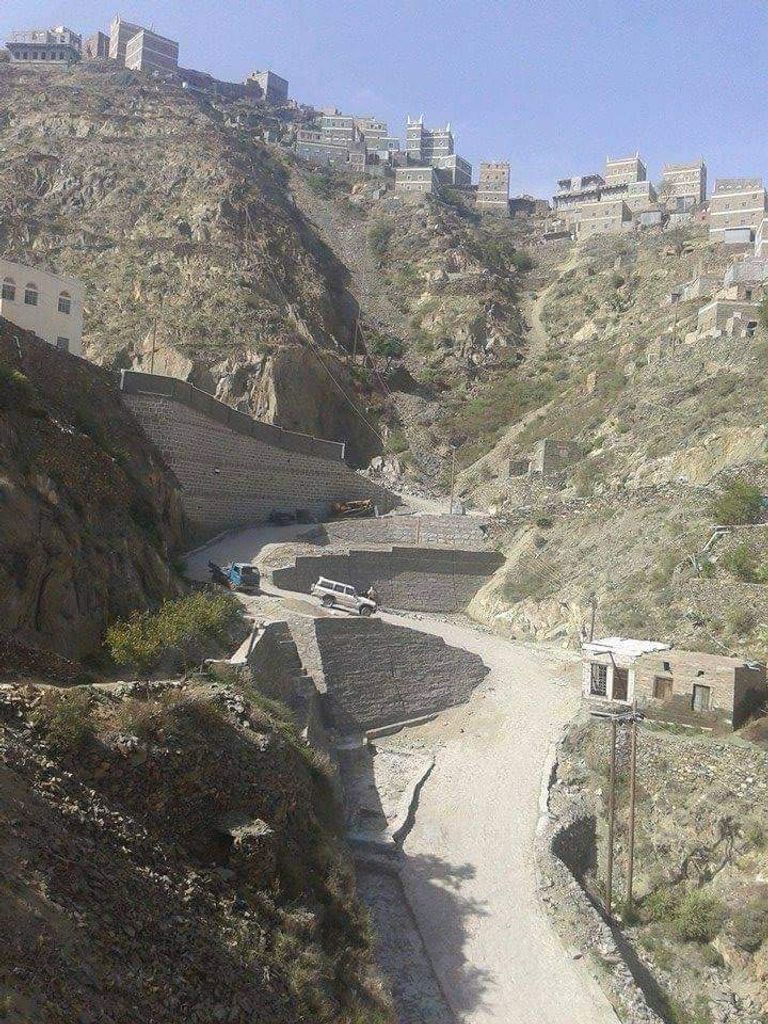 يمنيان يضعان اللمسات النهائية على الطريق في يافع