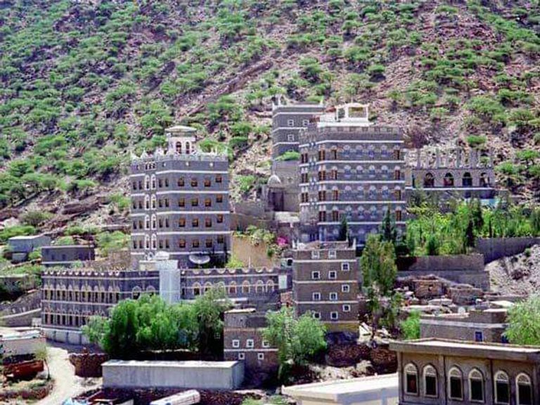 يمنيان يضعان اللمسات النهائية على الطريق في يافع