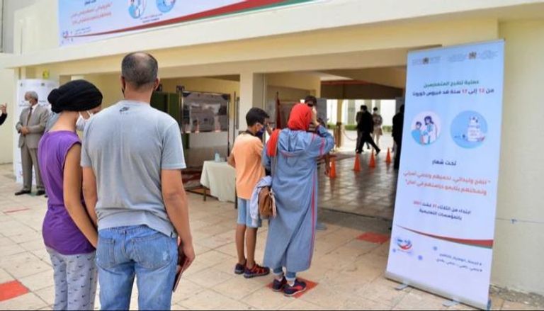 مغاربة أمام مركز لتطعيم الأطفال بين 12 و17 عاما