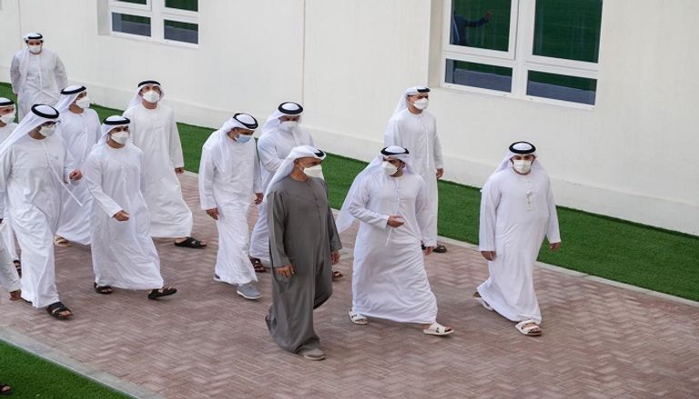 الشيخ محمد بن زايد آل نهيان خلال حديثه مع اللاجئين الأفغان