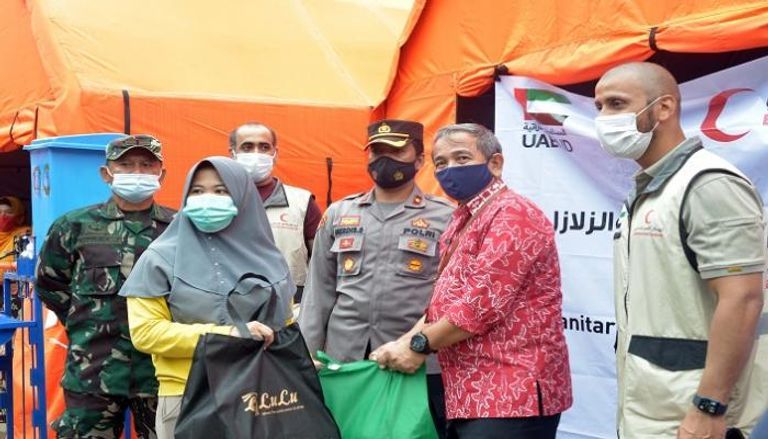 الشيخ محمد بن زايد آل نهيان خلال حديثه مع لاجئين أفغان