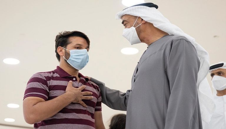 الشيخ محمد بن زايد آل نهيان خلال التقاط صورة مع طفل أفغاني