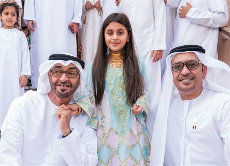  الشيخ محمد بن زايد آل نهيان يلتقط 