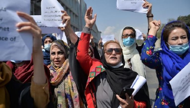 جانب من احتجاجات نسائية في أفغانستان - جارديان
