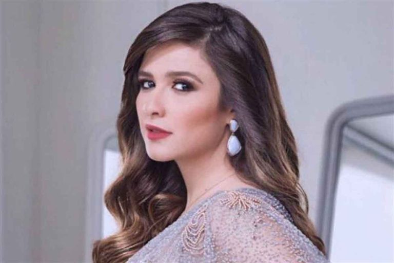 الفنانة ياسمين عبدالعزيز