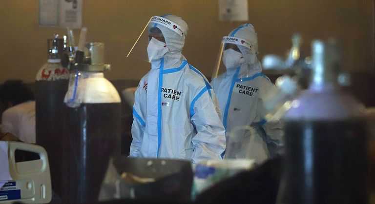 إحدى مستشفيات عزل كورونا، وارتداء الأطقم الطبية للبدل الواقية