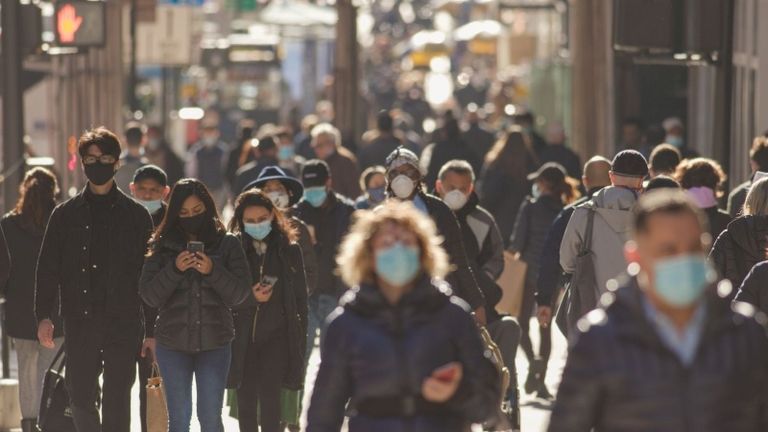 ارتداء الكمامة في الشوارع للوقاية من كورونا