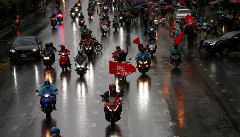 مظاهرات في بانكوك بعد نجاة رئيس الوزراء من حجب الثقة - صورة 1