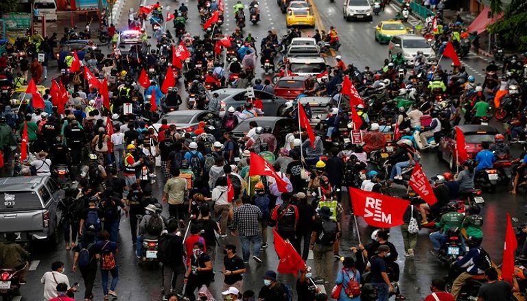 مظاهرات في بانكوك بعد نجاة رئيس الوزراء من حجب الثقة - صورة 2