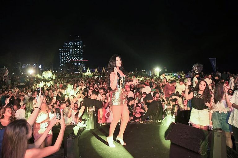 الفنانة نسرين طافش على البحر