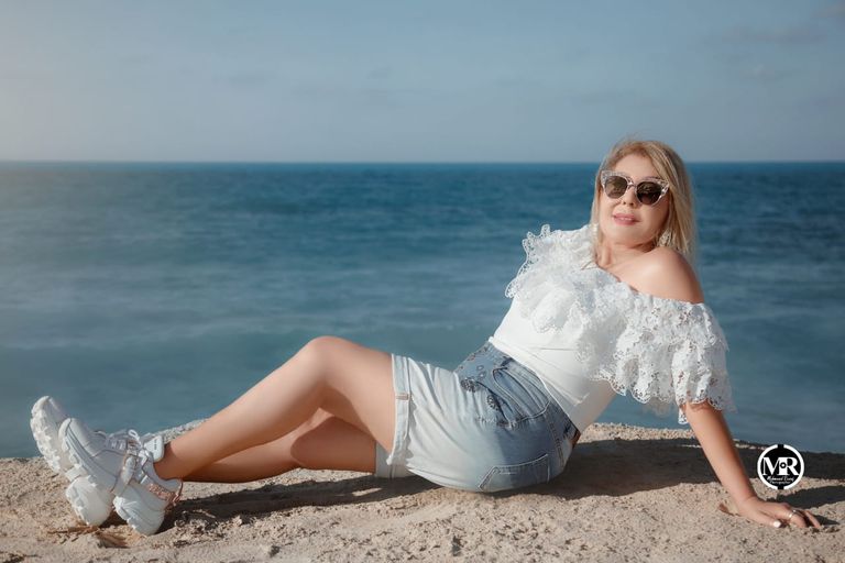 الفنانة نسرين طافش على البحر