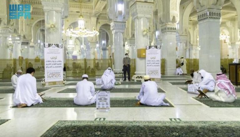 حلقات القرآن الكريم تعود إلى المسجد الحرام