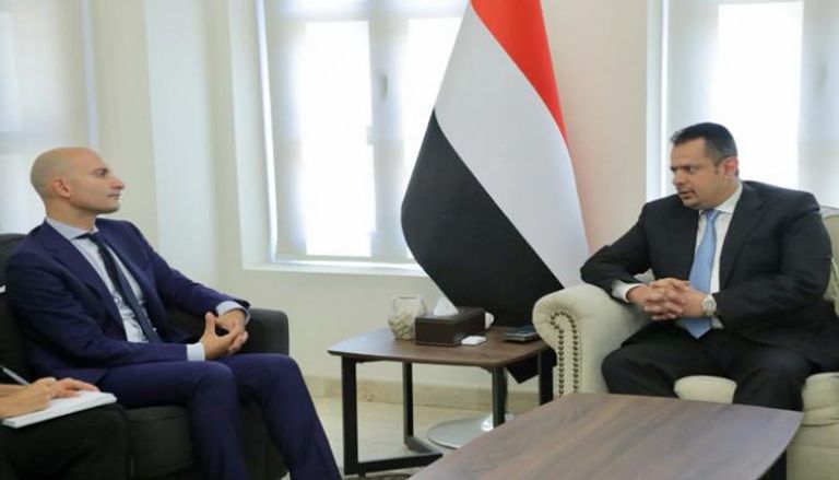 رئيس الحكومة اليمنية معين عبد الملك خلال لقاء السفير الفرنسي