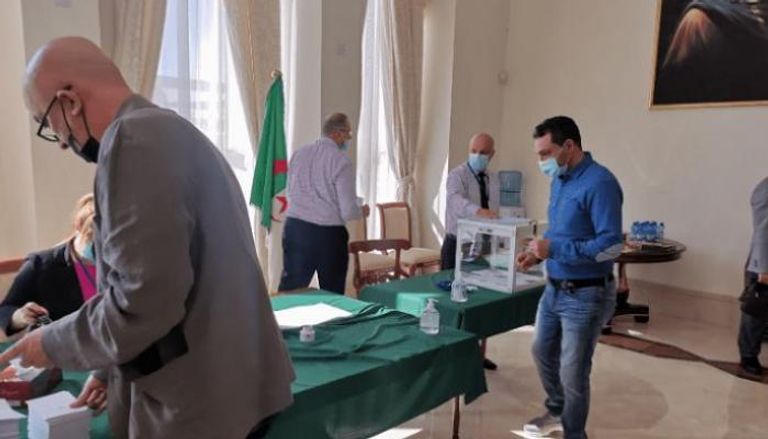 جزائريون يدلون بأصواتهم الانتخابية - أرشيفية