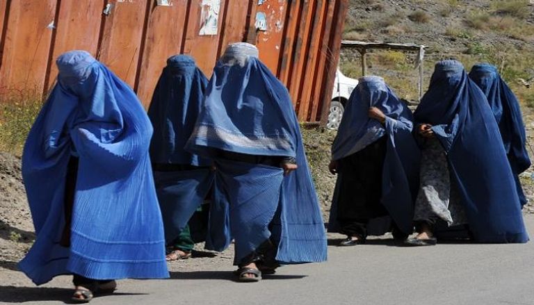 أفغانيات يرتدين البرقع