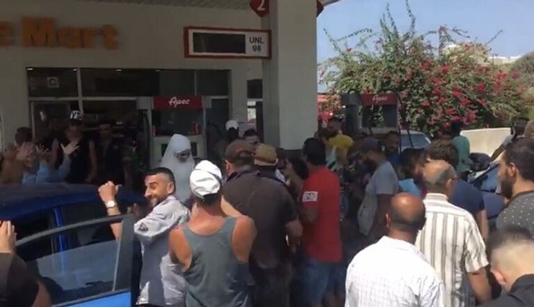 فرقة ترقص أمام محطة وقود في لبنان