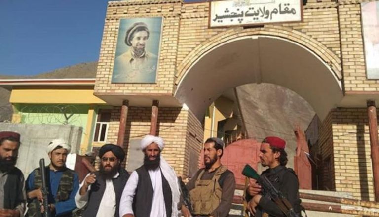 عناصر من طالبان أمام مكتب حاكم بنجشير
