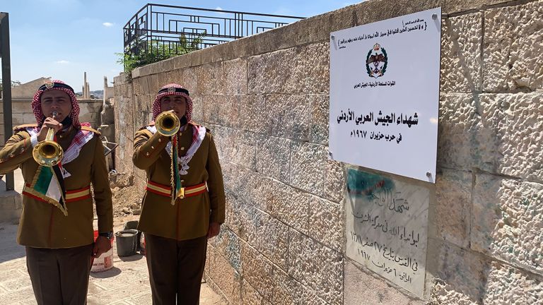 جانب من تشييع الجثمان