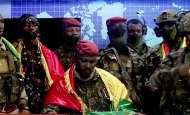 قائد الانقلاب في غينيا كوناكري مامادي دومبويا أثناء الإعلان عن تسلمه الحكم في البلاد مامادي قائد الانقلاب في غينيا كوناكري