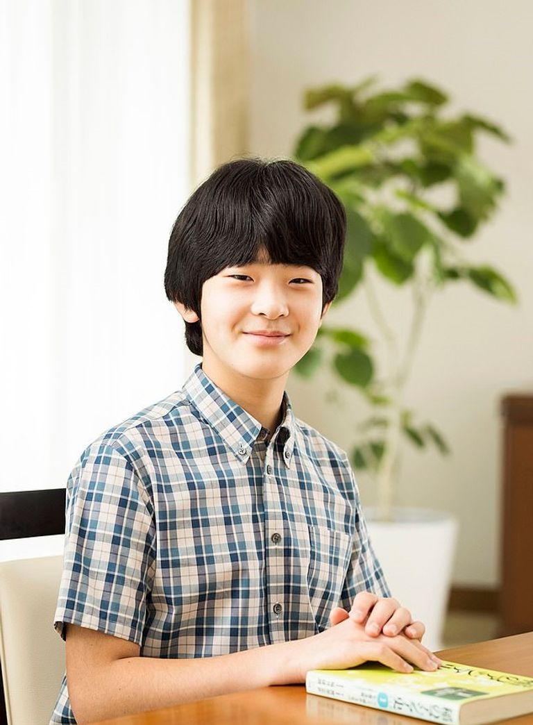 الأمير هيساهيتو ، في سن الخامسة عشرة ، هو الوريث الذكر الوحيد للعرش الذي يقل عمره عن 55 عامًا إمبراطور اليابان ناروهيتو والإمبراطورة ماساكو