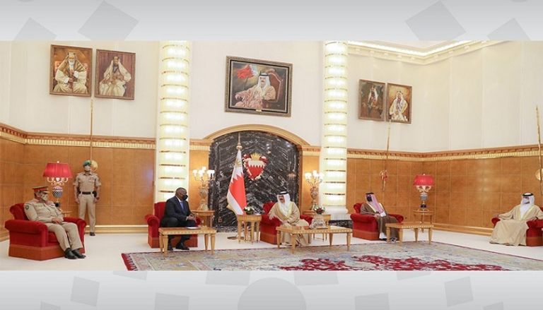  العاهل البحريني ووزير الدفاع الأمريكي خلال اللقاء