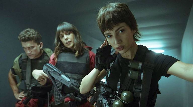 مشهد من مسلسل "لا كاسا دي بابيل" على نتفليكس