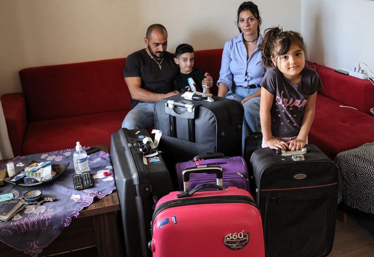 أسرة اللبنانية نانور أباشيان بعد وصولها قبرص