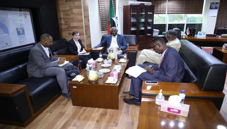 وزير الري السوداني خلال لقاء القائمة بأعمال السفارة البريطانية بالخرطوم