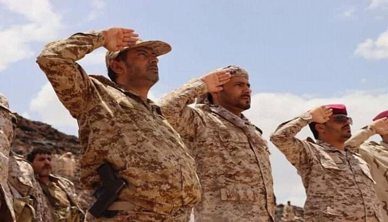  الفريق الركن صغير حمود بن عزيز مع الجنود
