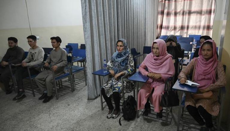 ستارة تفصل الفتيات عن الذكور في إحدى الجامعات الأفغانية