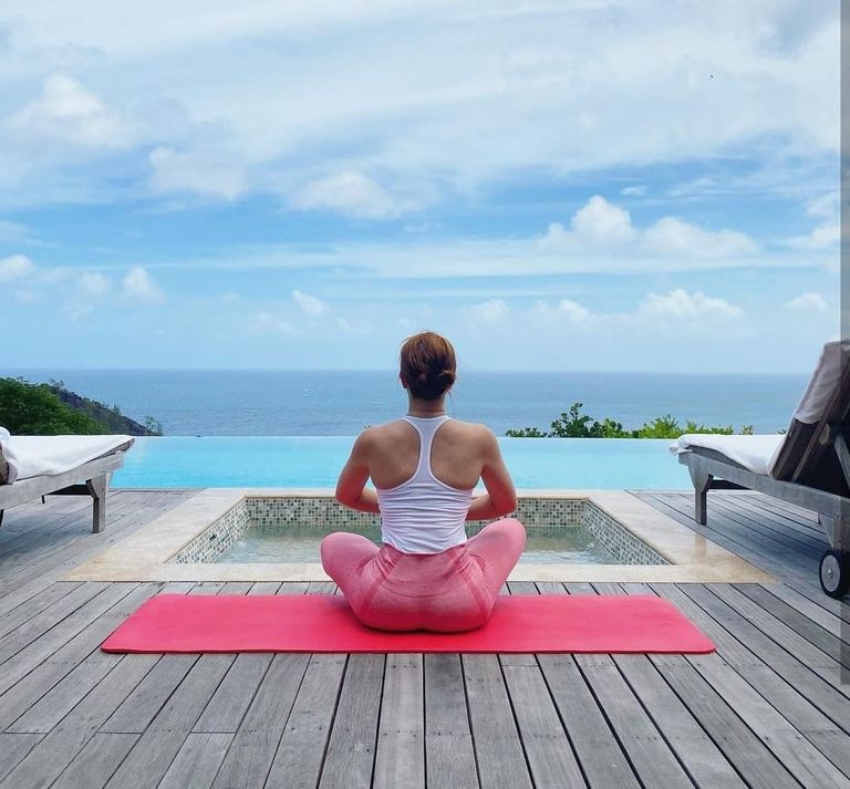 الفنانة السورية نسرين طافش تمارس رياضة اليوجا في جزر سيشل  الفنانة السورية نسرين طافش