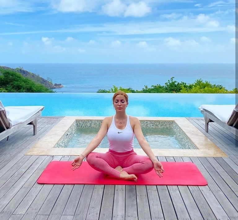 الفنانة السورية نسرين طافش تمارس رياضة اليوجا في جزر سيشل  الفنانة السورية نسرين طافش