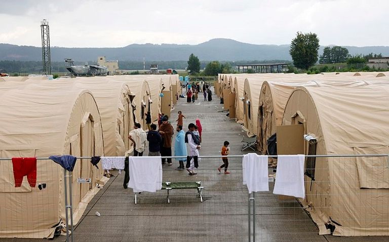 خيام اللاجئين في قاعدة رامشتاين الجوية بألمانيا