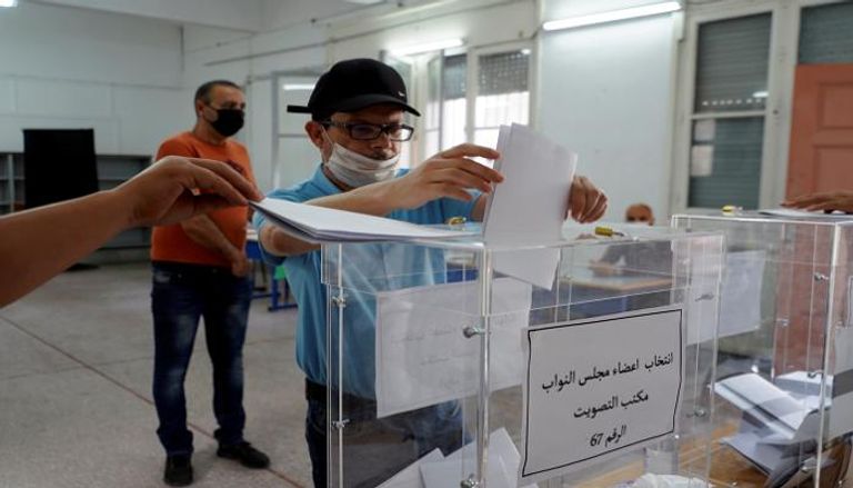 مغربي يدلي بصوته في الانتخابات