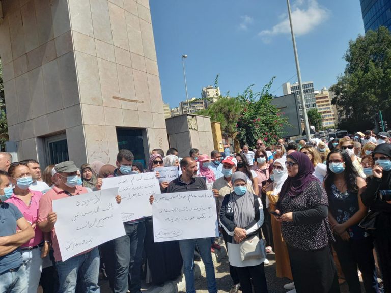 أساتذة لبنان يتظاهرون أمام وزارة التربية والتعليم العالي